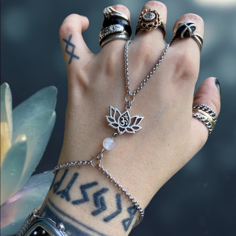 Hand piece lotus flower om sign quartz bracelet - Picture 1 of 15